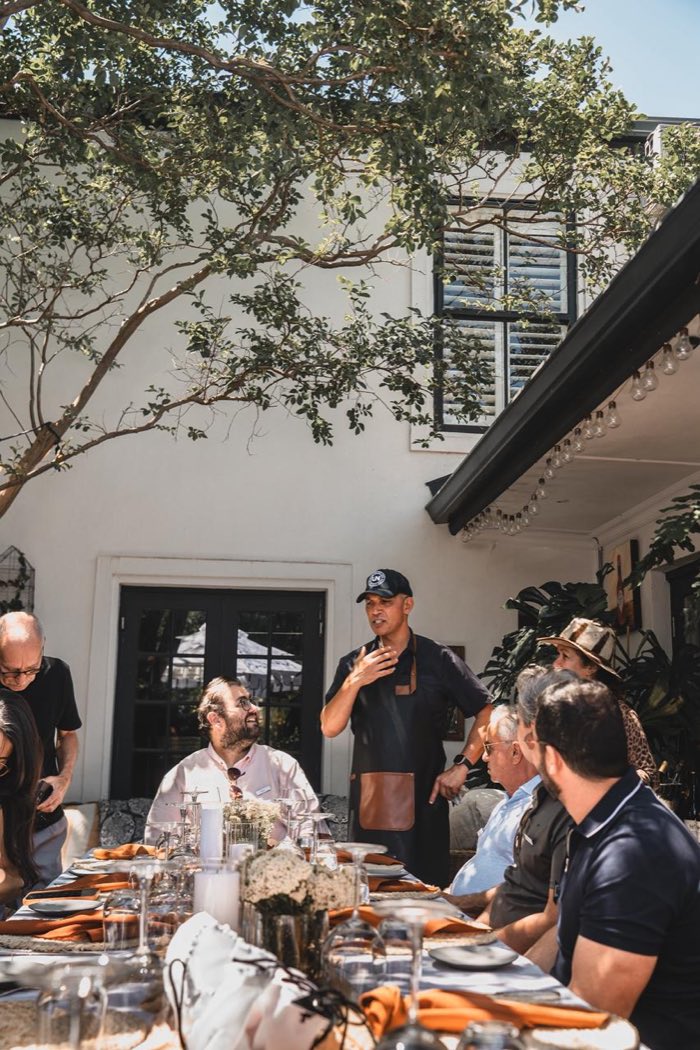Reuben Riffel e convidados compartilham a mesa em sua casa