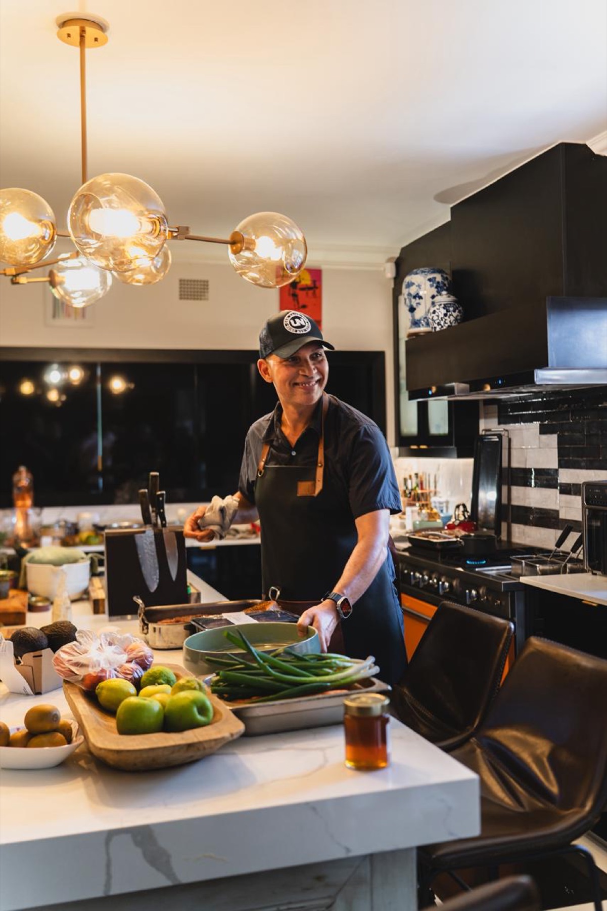 Reuben Riffel recebe convidados na cozinha de sua casa em Stellenbosch